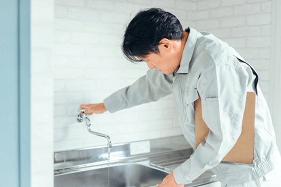 作業員が水トラブルを解決しています